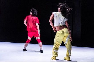 Clara Furey, Dog Rising © Stefan Hauer